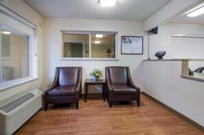 Lobby - Suburban Studios Winston Salem-University Parkway (Winston-Salem)