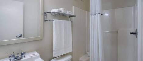 Un baño con lavabo, inodoro y zona de ducha.