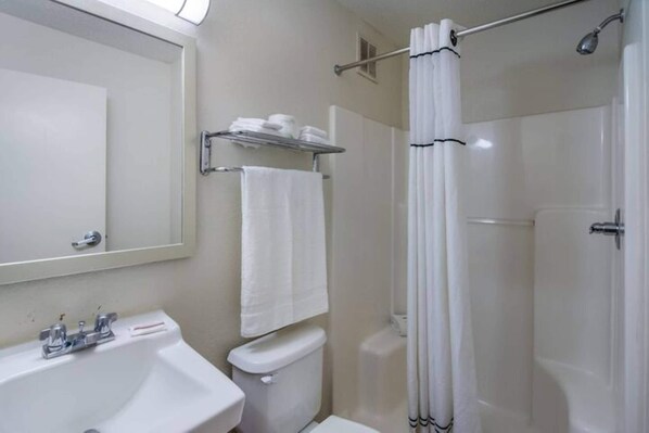 Un baño con lavabo, inodoro y zona de ducha.