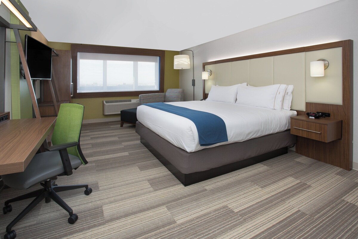 Standard Room, 1 King Bed, Accessible (Accessible Tub) | Premium bedding, pillow-top beds, in-room safe, desk