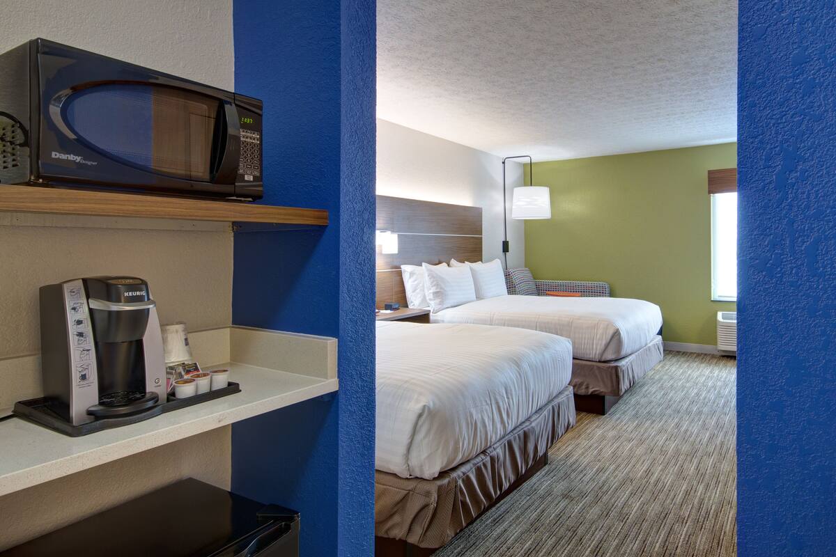 Standard Room, 2 Queen Beds | Premium bedding, pillow-top beds, in-room safe, desk