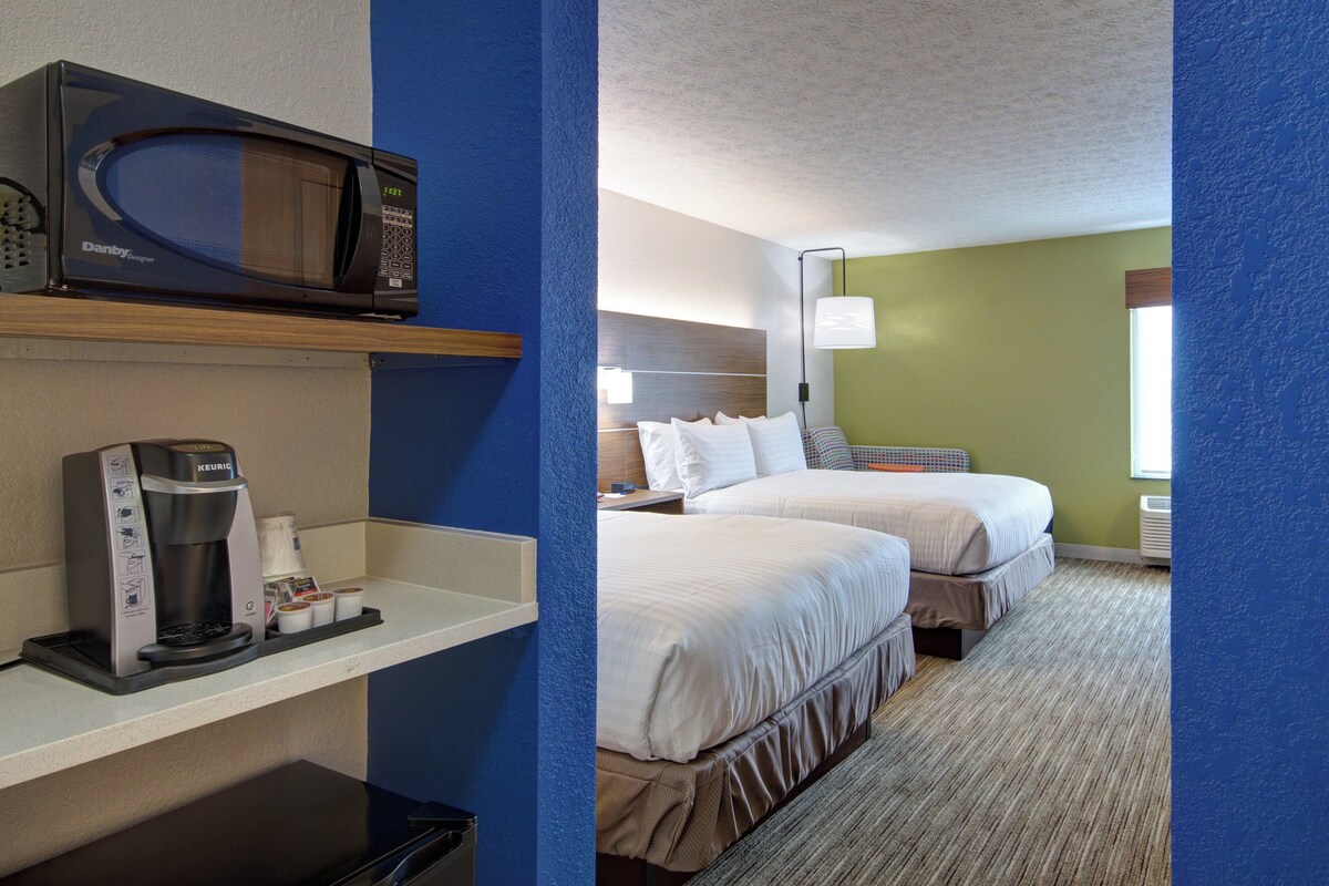 Standard Room, 2 Queen Beds | Premium bedding, pillow-top beds, in-room safe, desk