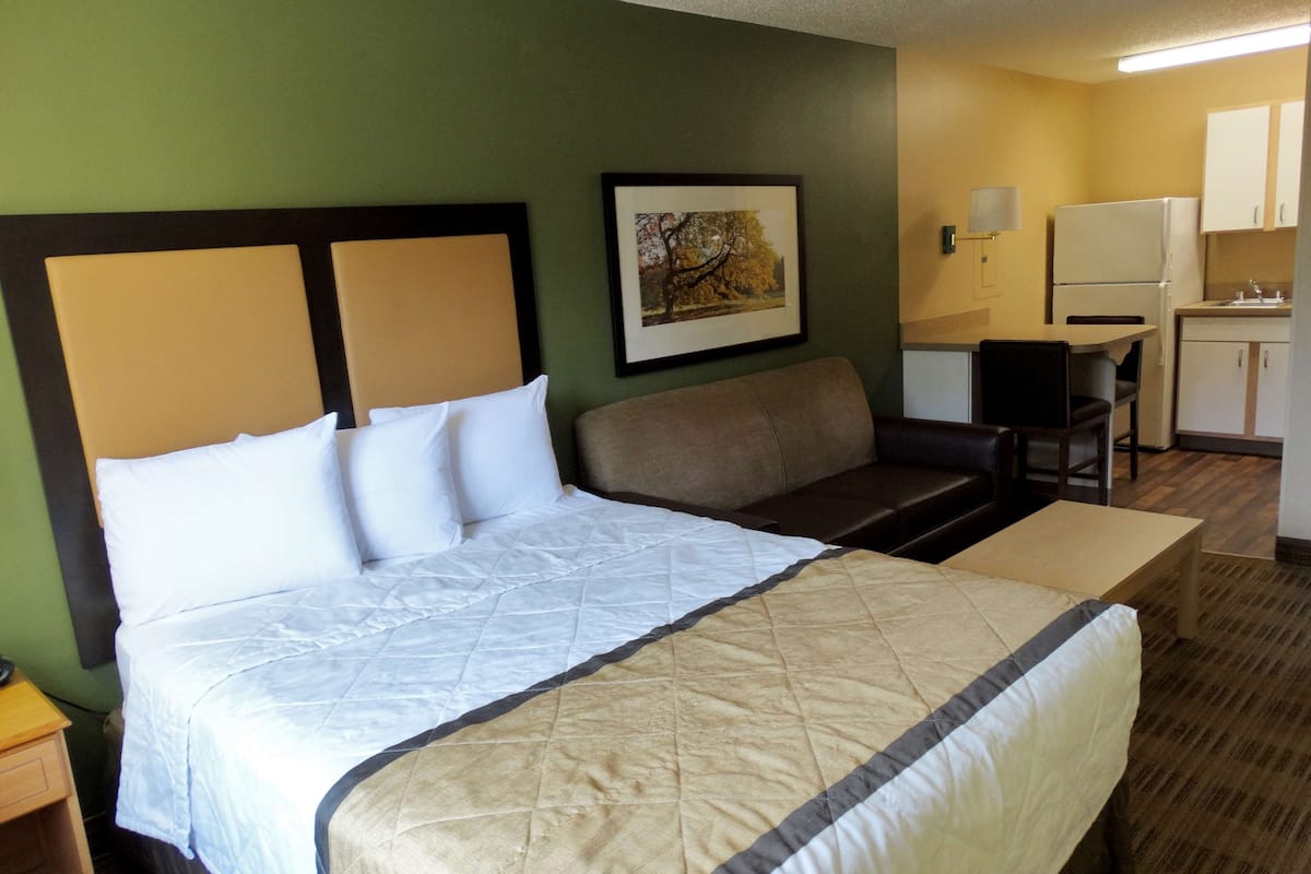 Estudio Deluxe, 1 cama Queen size y sofá cama, para no fumadores | Escritorio, espacio para trabajar con laptop y cortinas blackout