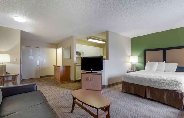 Deluxe Studio, 1 Queen Bed with Sofa bed, Non Smoking | Desk, laptop workspace, blackout drapes, iron/ironing board