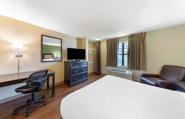 Studio, 1 Queen Bed, Non Smoking | Desk, laptop workspace, blackout drapes, iron/ironing board