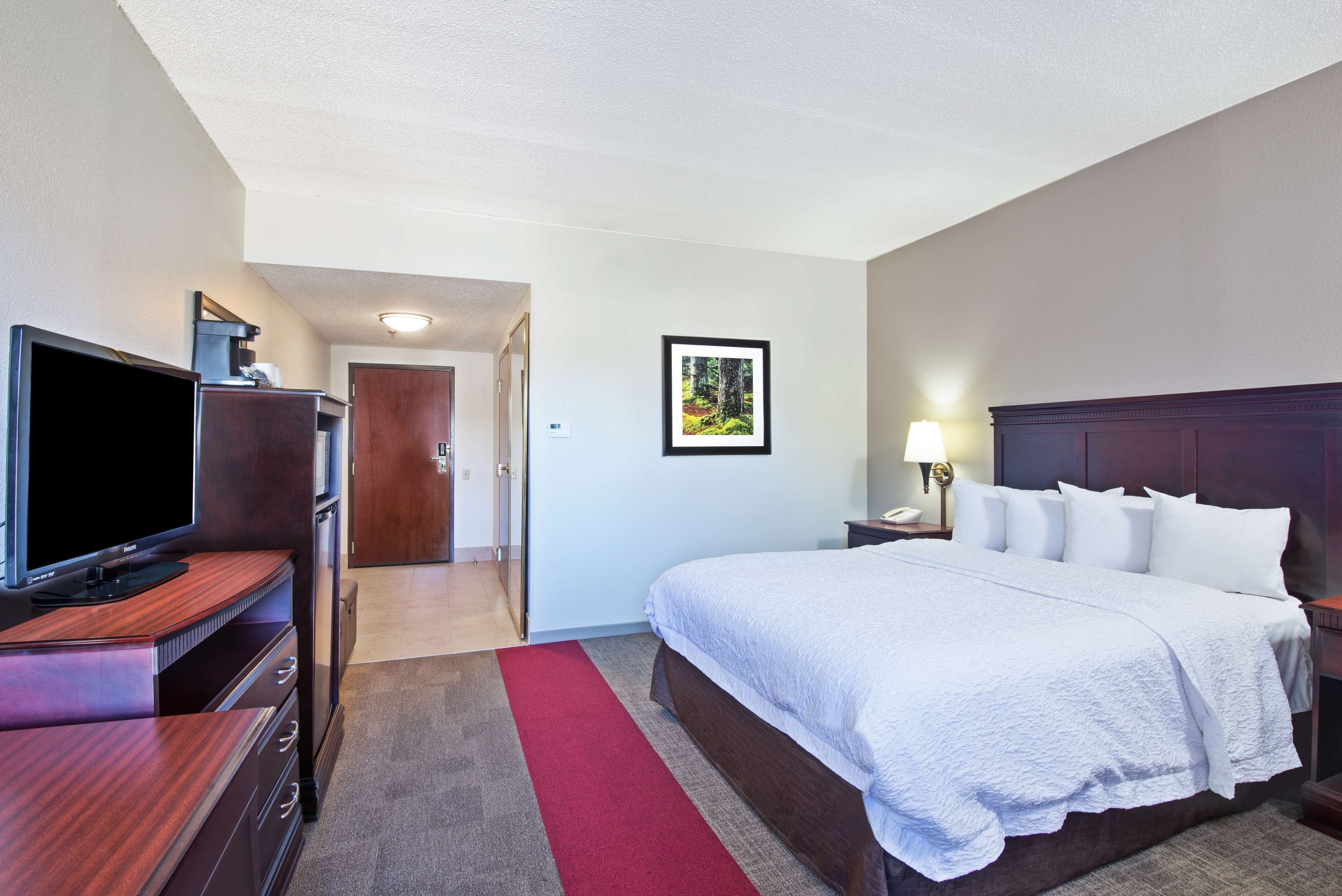 room, 1 queen bed, accessible, bathtub | in-room safe, iron/ironing board, free cots/infant beds, rollaway beds