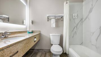 Combined shower/bathtub, free toiletries, hair dryer, towels