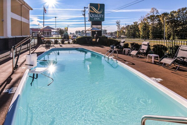 Piscine extérieure en saison