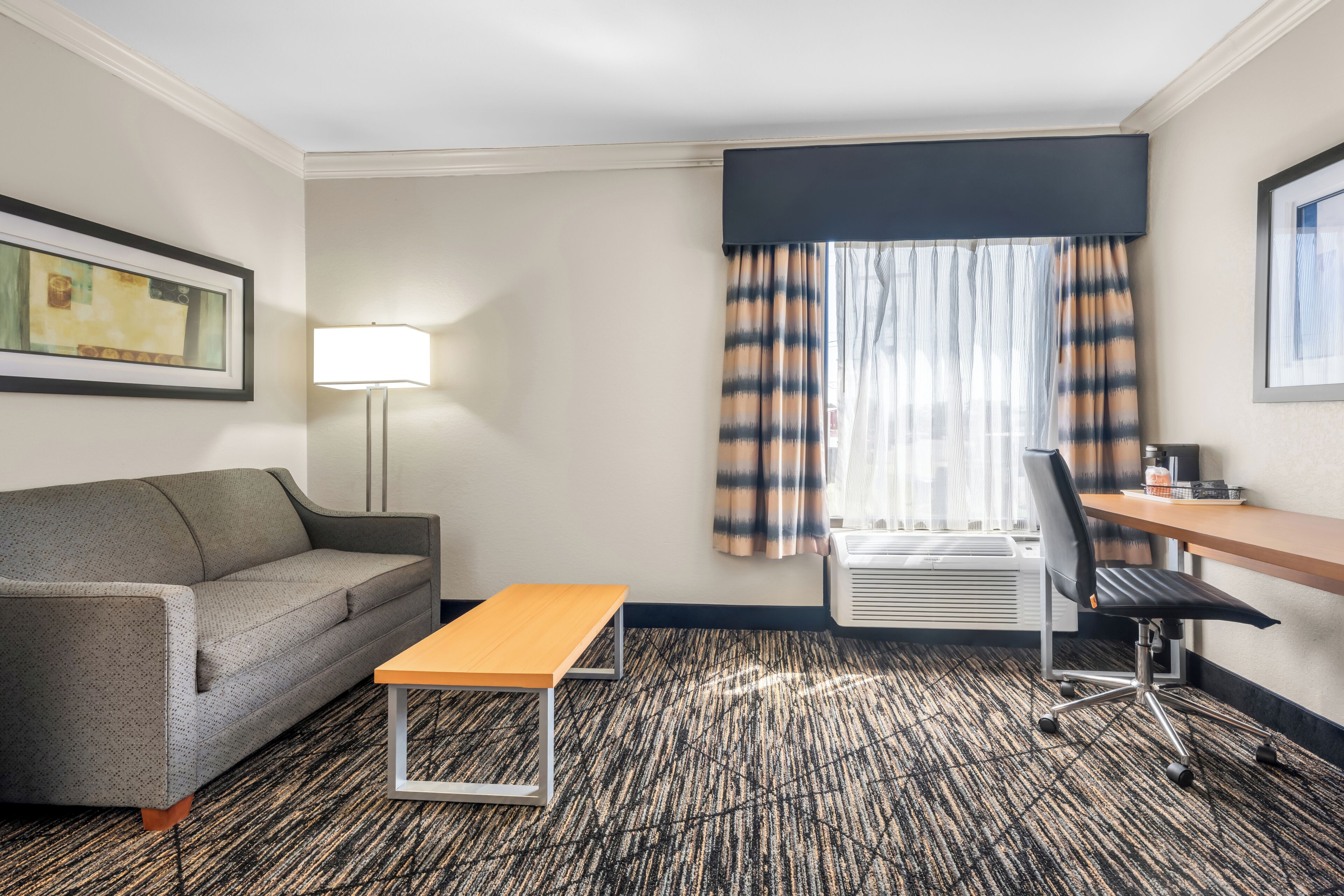 Business-suite - 1 kingsize-seng med sovesofa - ikke-ryger (2 Person Sofabed) | Skrivebord, strygejern/strygebræt, baby-/barnesenge (tillægsgebyr)