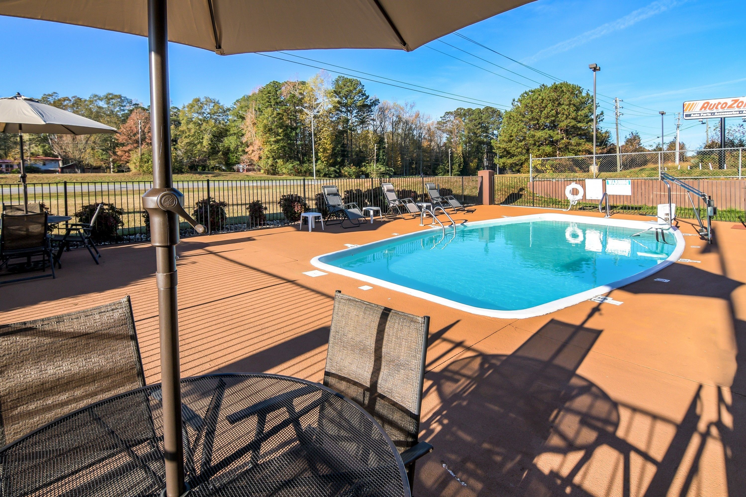 Kolam renang outdoor musiman