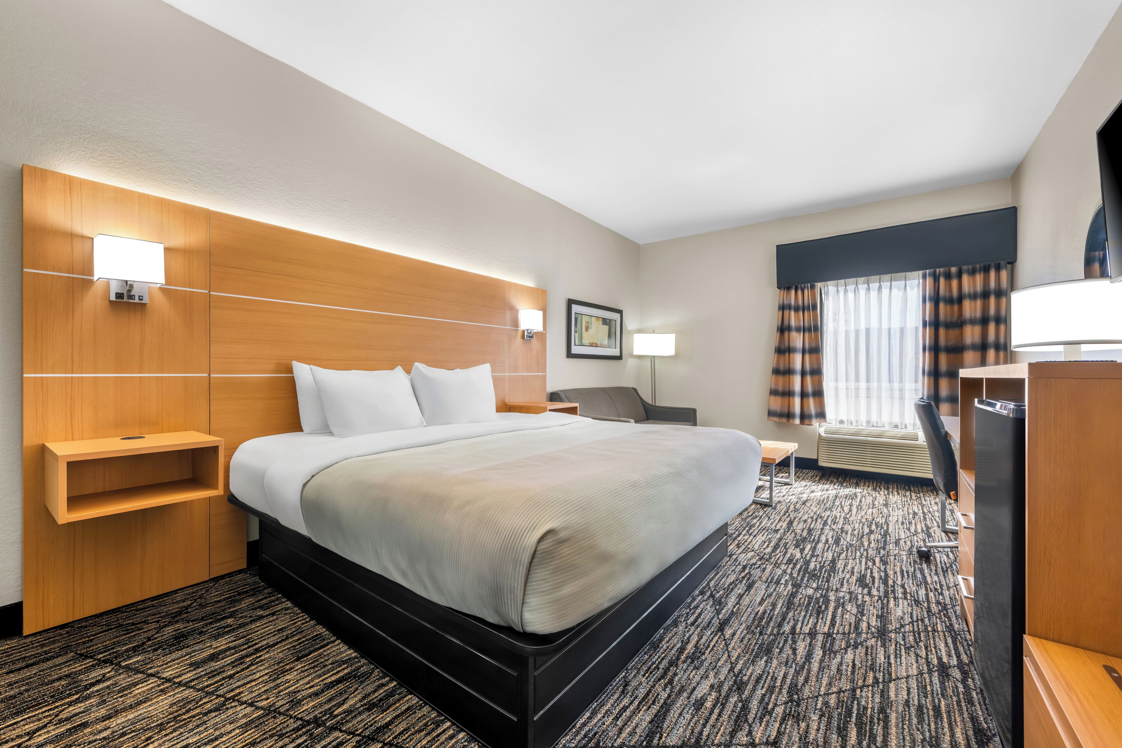 書桌、熨斗/熨衫板、嬰兒床 (收費)、摺床/加床 (收費)