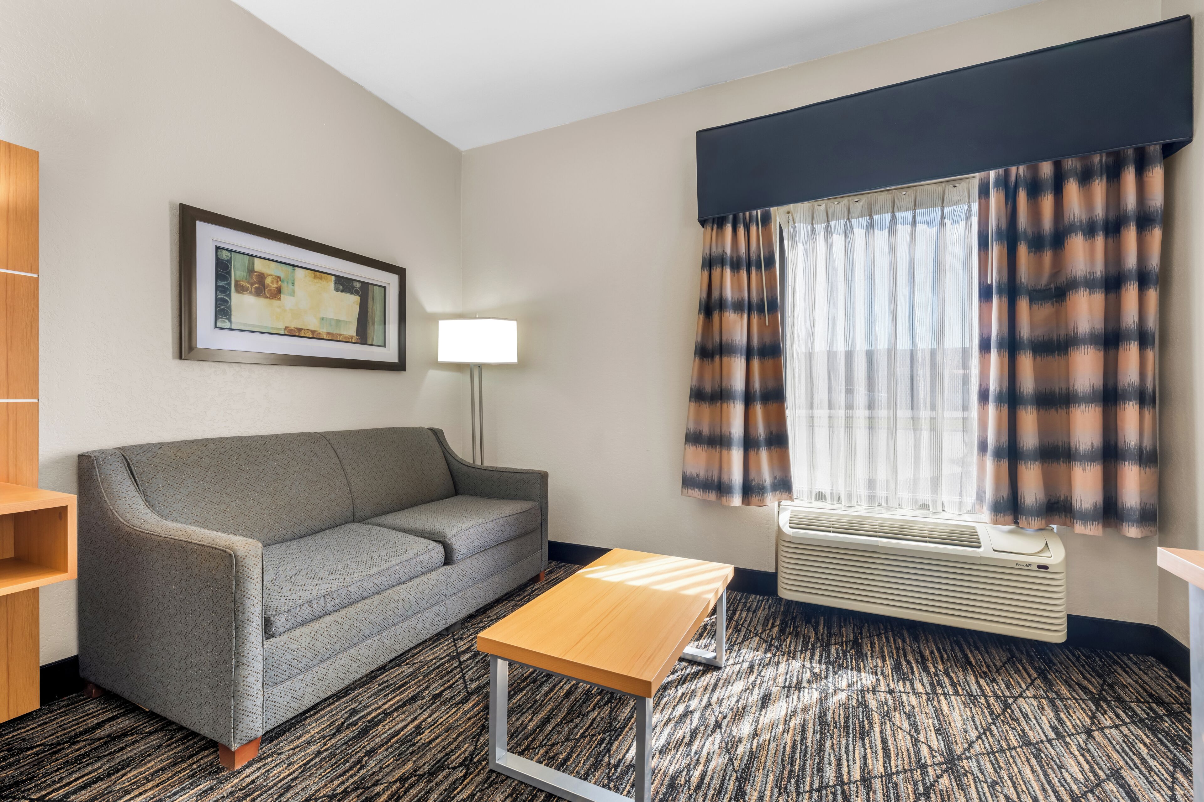 Schreibtisch, Bügeleisen/Bügelbrett, Babybetten, Zustellbetten