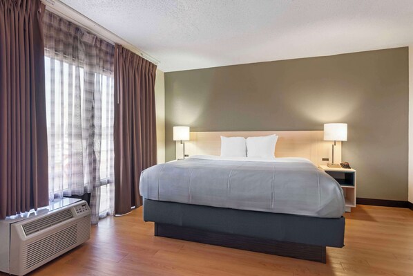 Escritorio, cortinas blackout y tabla de planchar con plancha 