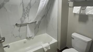 Kombinert dusj/badekar, toalettartikler (inkludert) og hårføner