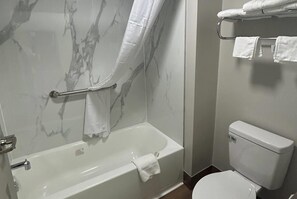 Combined shower/bathtub, free toiletries, hair dryer, towels