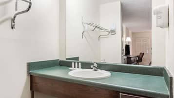 Tina con regadera, amenidades de baño gratuitas, secadora de cabello