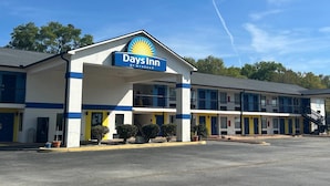 A Days Inn by Wyndham with a two-story structure, a covered entrance, and a parking lot.