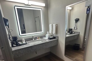 Combined shower/bathtub, free toiletries, hair dryer, towels