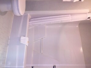 Suihkun ja ammeen yhdistelmä, ilmaiset hygieniatuotteet, hiustenkuivaaja