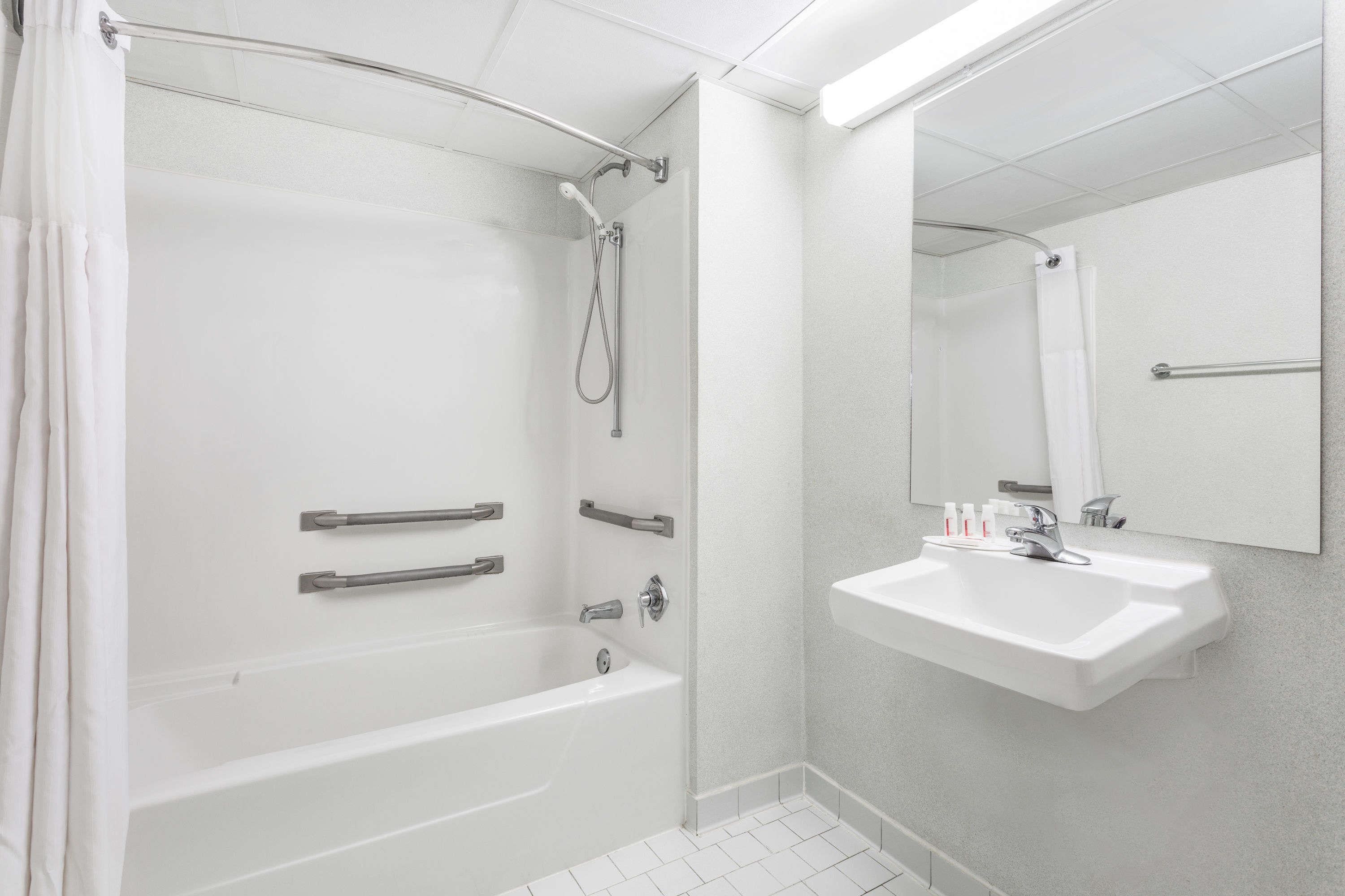 Room, 1 King Bed, Accessible, Non Smoking | Bathroom | Combined shower/bathtub, free toiletries, hair dryer, towels