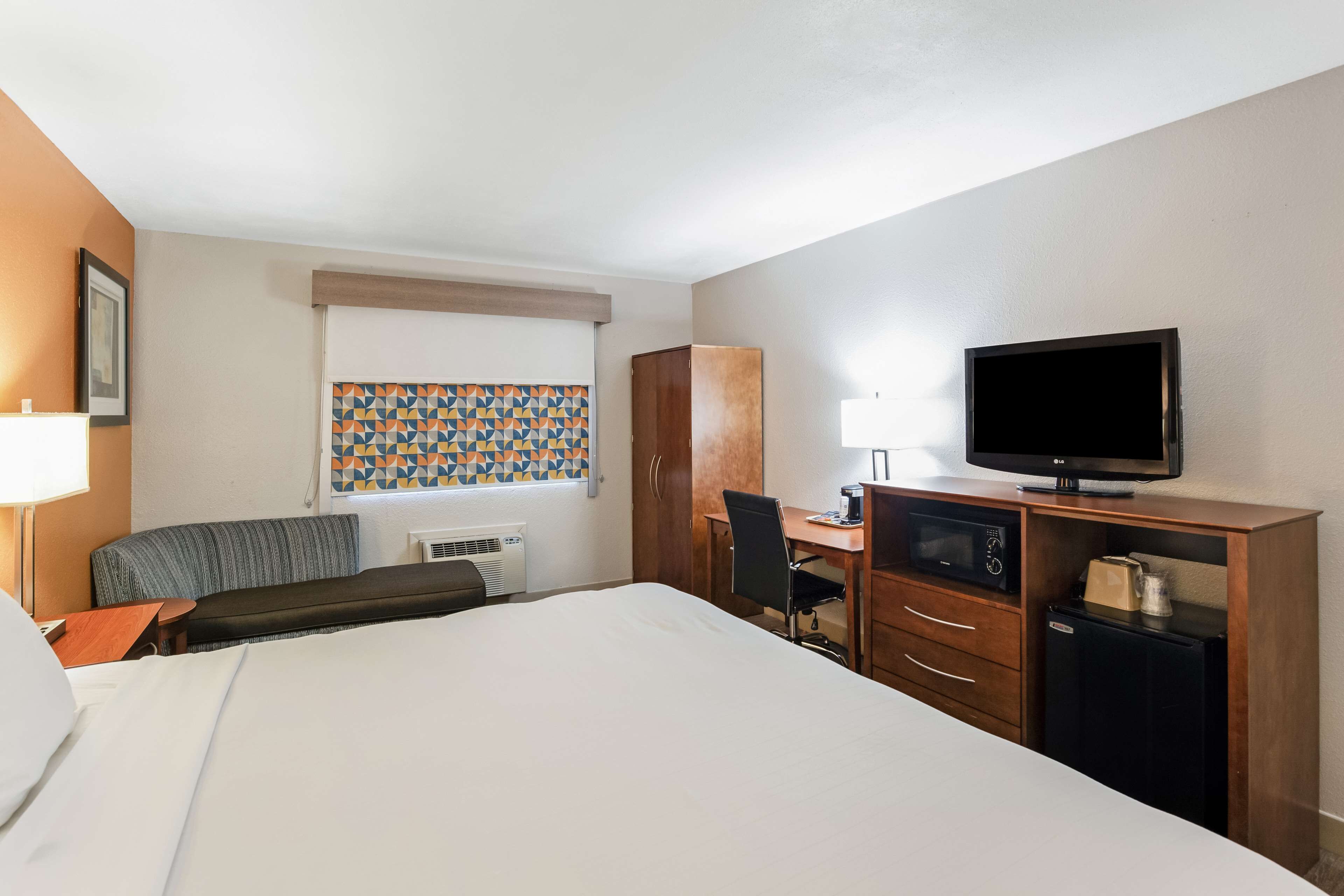 standard room, 1 king bed, non smoking, refrigerator & microwave | 1 bedroom, desk, laptop workspace, iron/ironing board