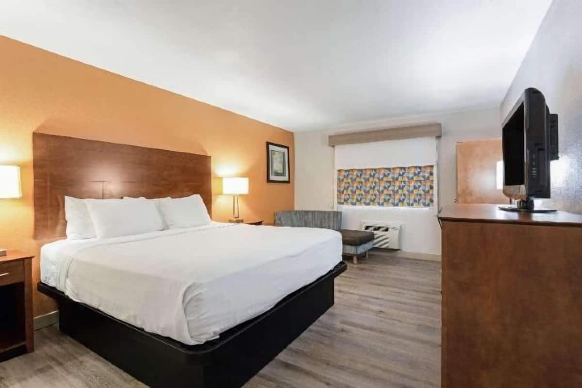 Desk, laptop workspace, iron/ironing board, free WiFi