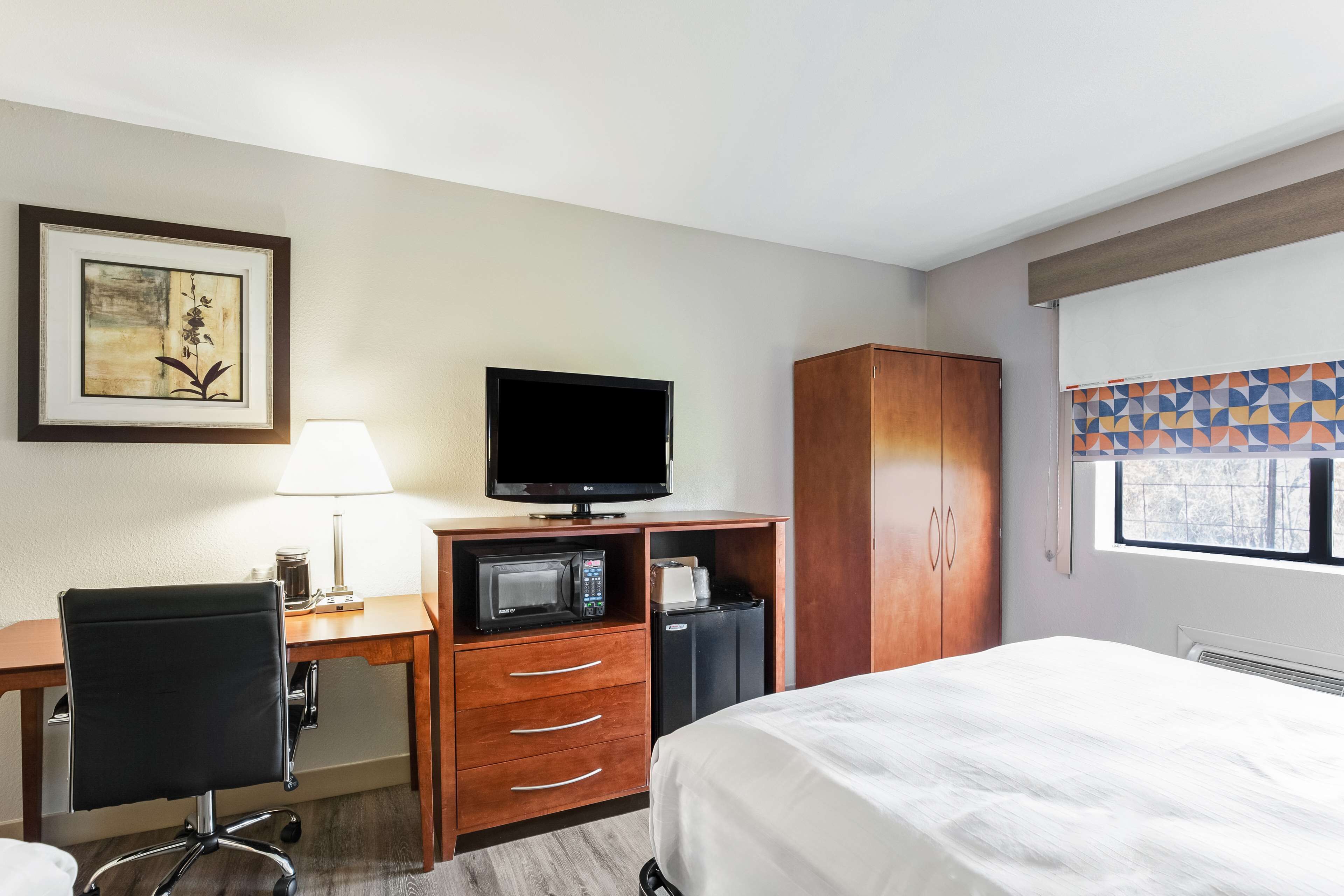 standard room, 2 double beds, non smoking | 1 bedroom, desk, laptop workspace, iron/ironing board