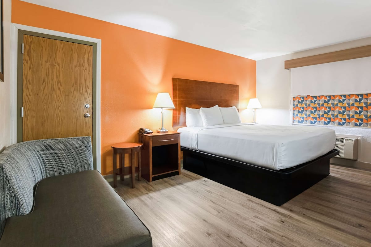 Standard Room, 1 King Bed, Non Smoking, Refrigerator & Microwave (Walk-in Shower) | Desk, laptop workspace, iron/ironing board, free WiFi