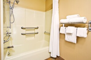 Combined shower/tub, hair dryer, towels