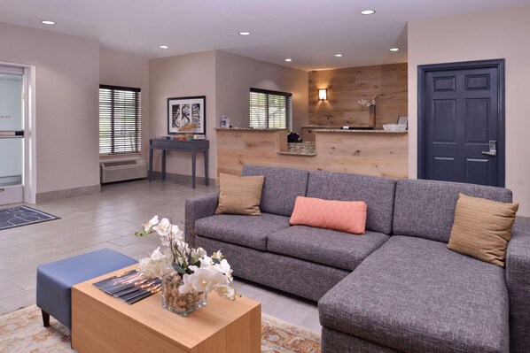 Lobby - Country Inn & Suites by Radisson, Omaha Airport, IA (Carter Lake)