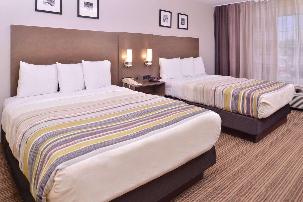 1 bedroom, premium bedding, desk, laptop workspace