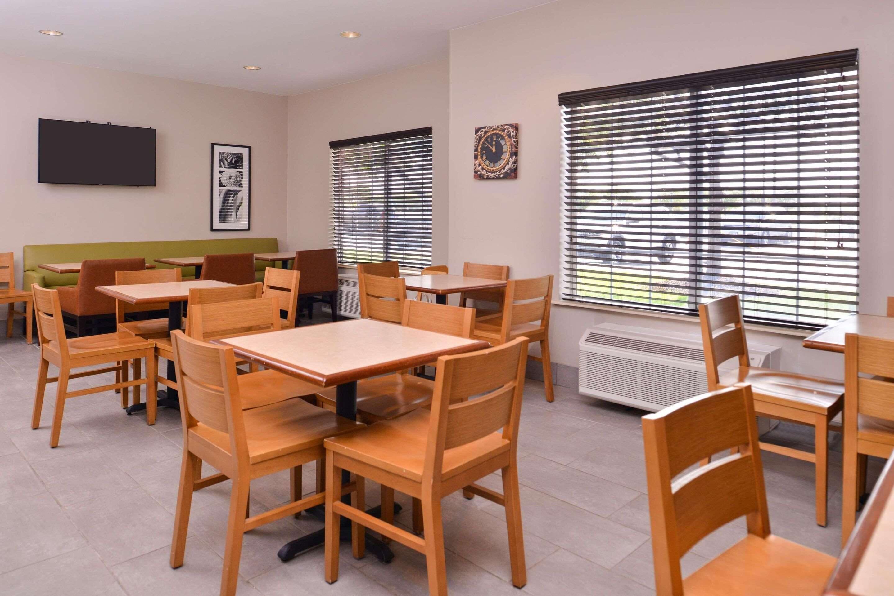 free daily full breakfast