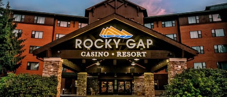 Entrada de un hotel con un cartel que dice "ROCKY GAP CASINO RESORT".