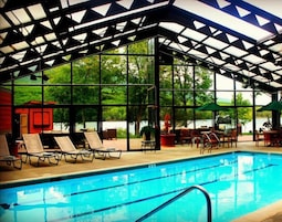 Piscina interna, piscina externa sazonal