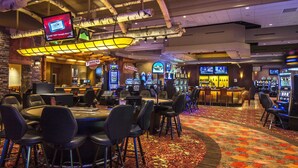 Un casino doté de nombreux jeux de machines à sous, d’une table de blackjack et d’un bar.