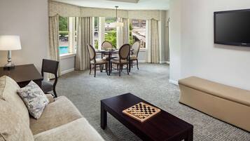 Signature-Suite, 1 King-Bett und Schlafsofa | Allergikerbettwaren, Daunenbettdecken, Zimmersafe, Schreibtisch