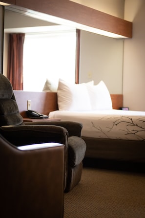 Room, 1 Queen Bed | Desk, blackout curtains, free WiFi, bed sheets