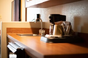 Chambre Confort, non-fumeur | Cuisine privée | Réfrigérateur, four à micro-ondes, cafetière-théière, congélateur