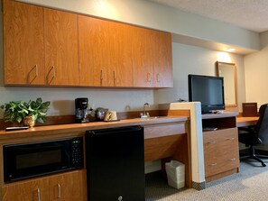 Suíte, 1 cama Queen e sofá-cama, acessível, quartos conectados | Cozinha americana privada | Geladeira, micro-ondas, cafeteira/chaleira, freezer
