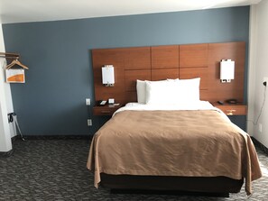 Premium bedding, desk, iron/ironing board, free WiFi