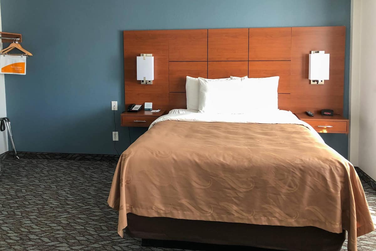 Suite, 1 queensize bed, niet-roken | Luxe beddengoed, een bureau, een strijkplank/strijkijzer, gratis wifi