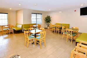 Free buffet breakfast on weekends