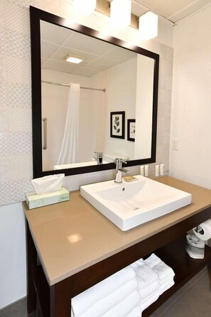 Combined shower/tub, hair dryer, towels