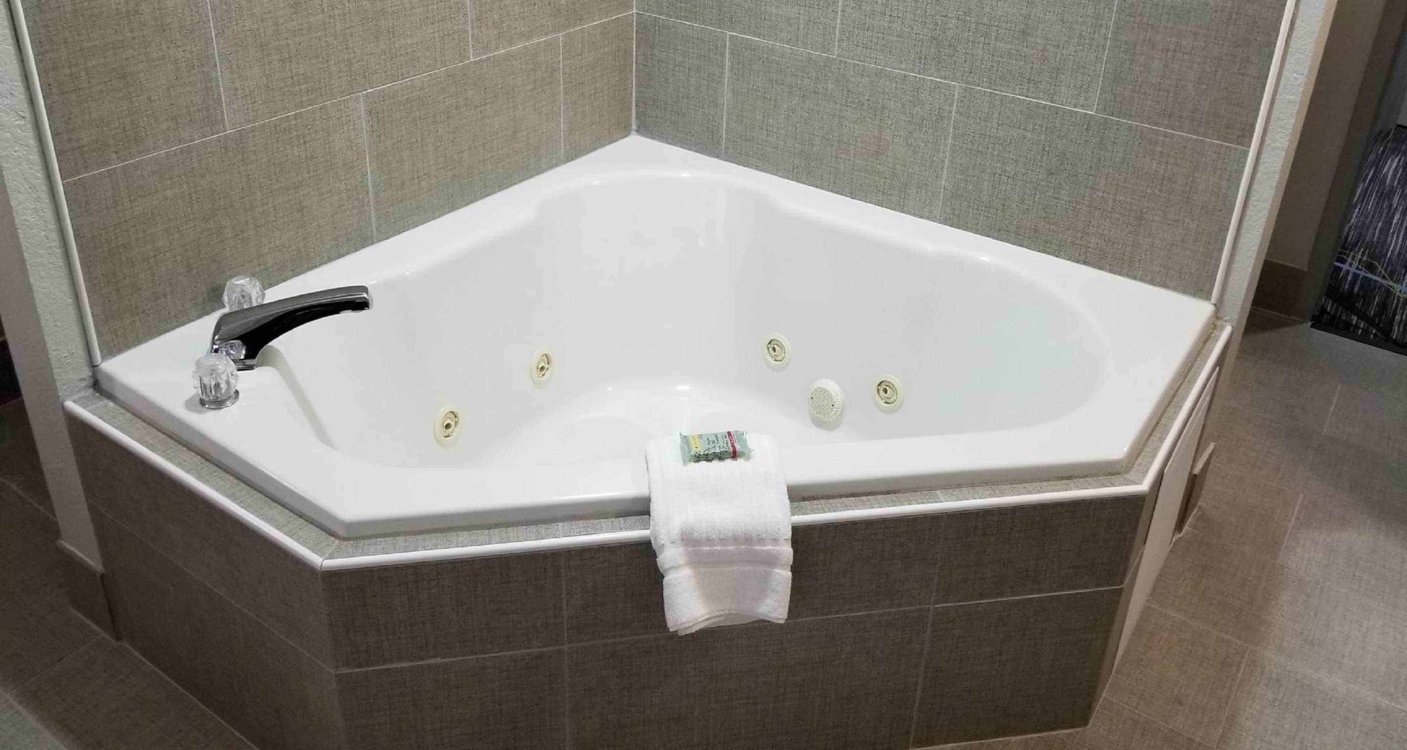 standard room, 1 king bed with sofa bed, non smoking, jetted tub (with sofabed) | private spa tub