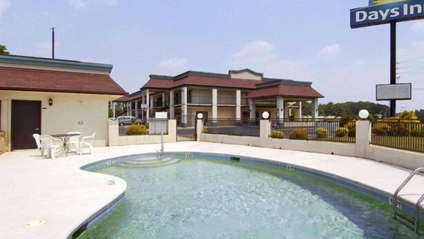 Pool - Days Inn by Wyndham Yanceyville (Yanceyville)