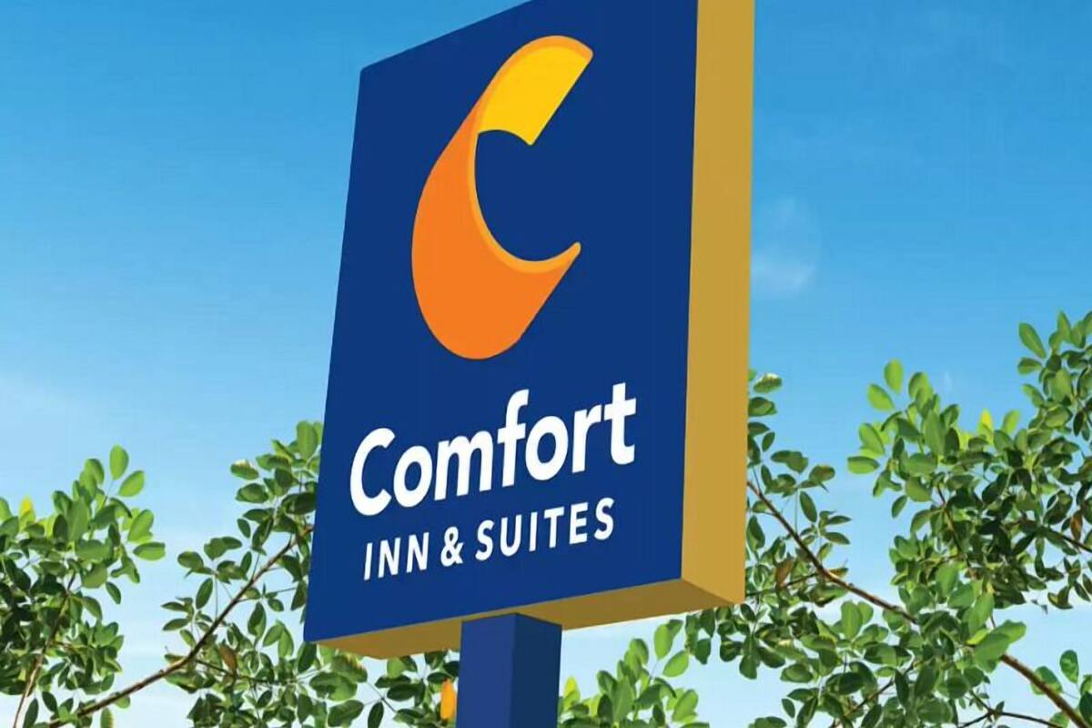 A sign for Comfort Inn & Suites with a stylized 'C' logo.