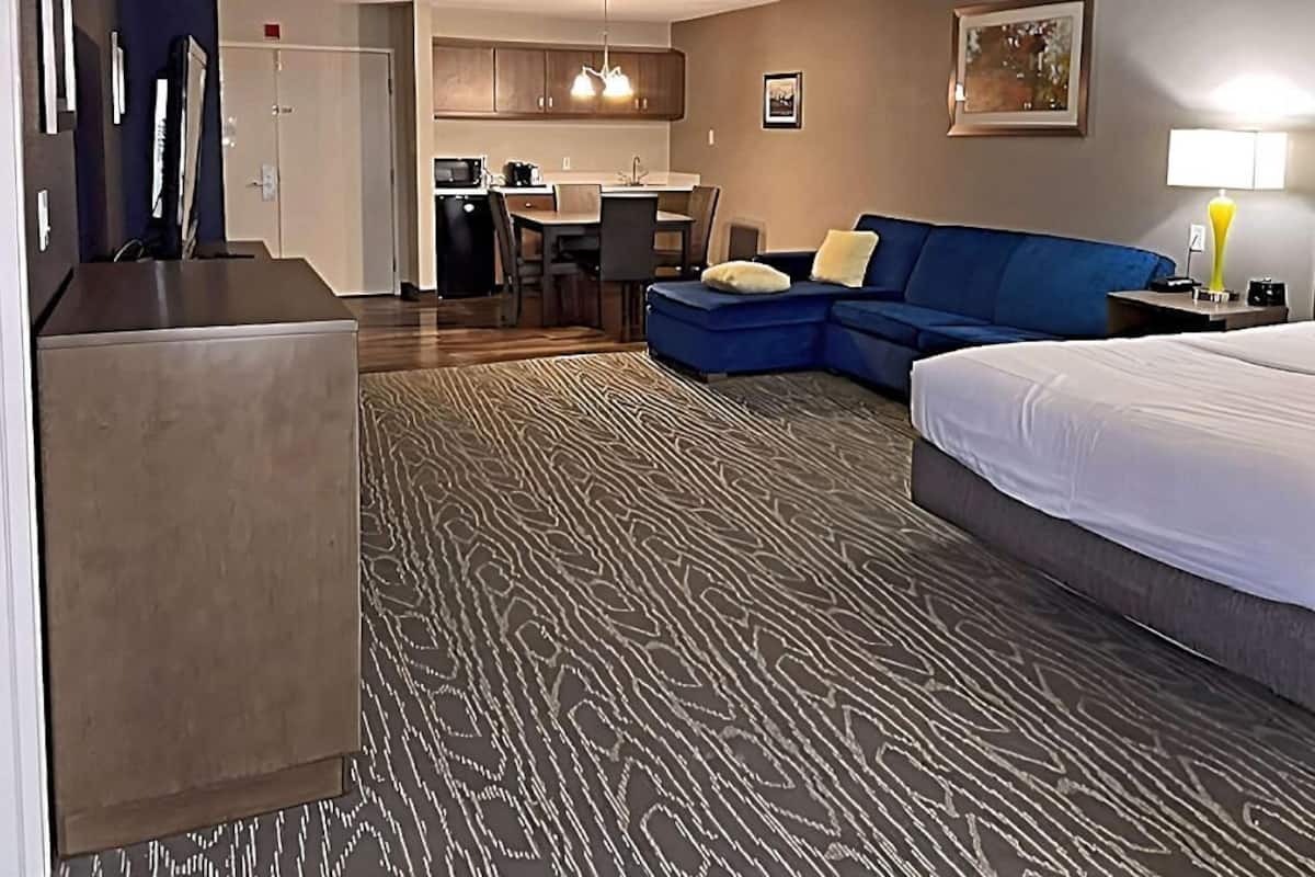 Premium bedding, desk, blackout drapes, soundproofing