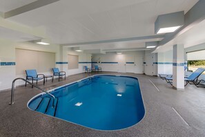 Indoor pool, sun loungers