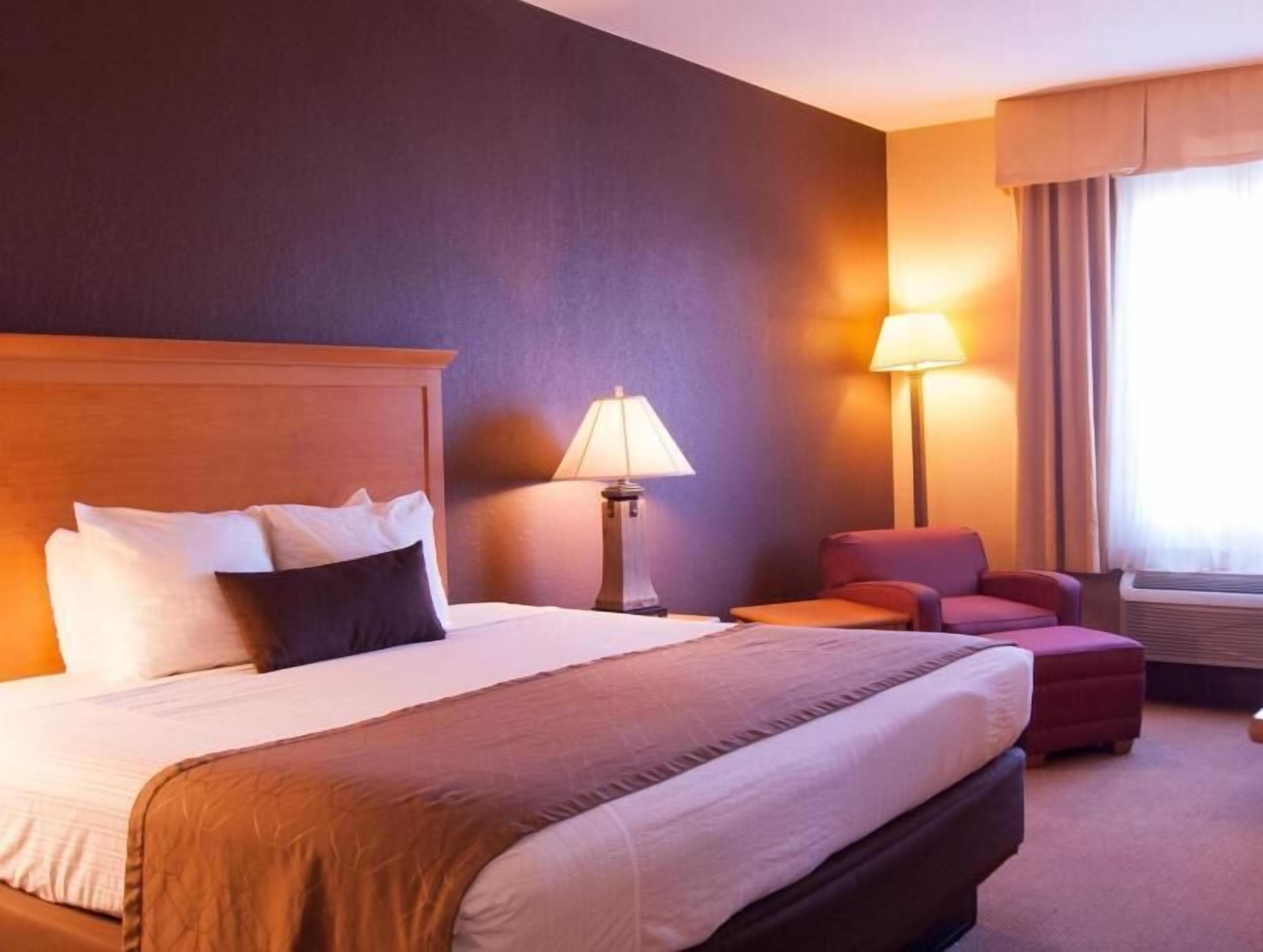 Premium bedding, in-room safe, blackout drapes, iron/ironing board