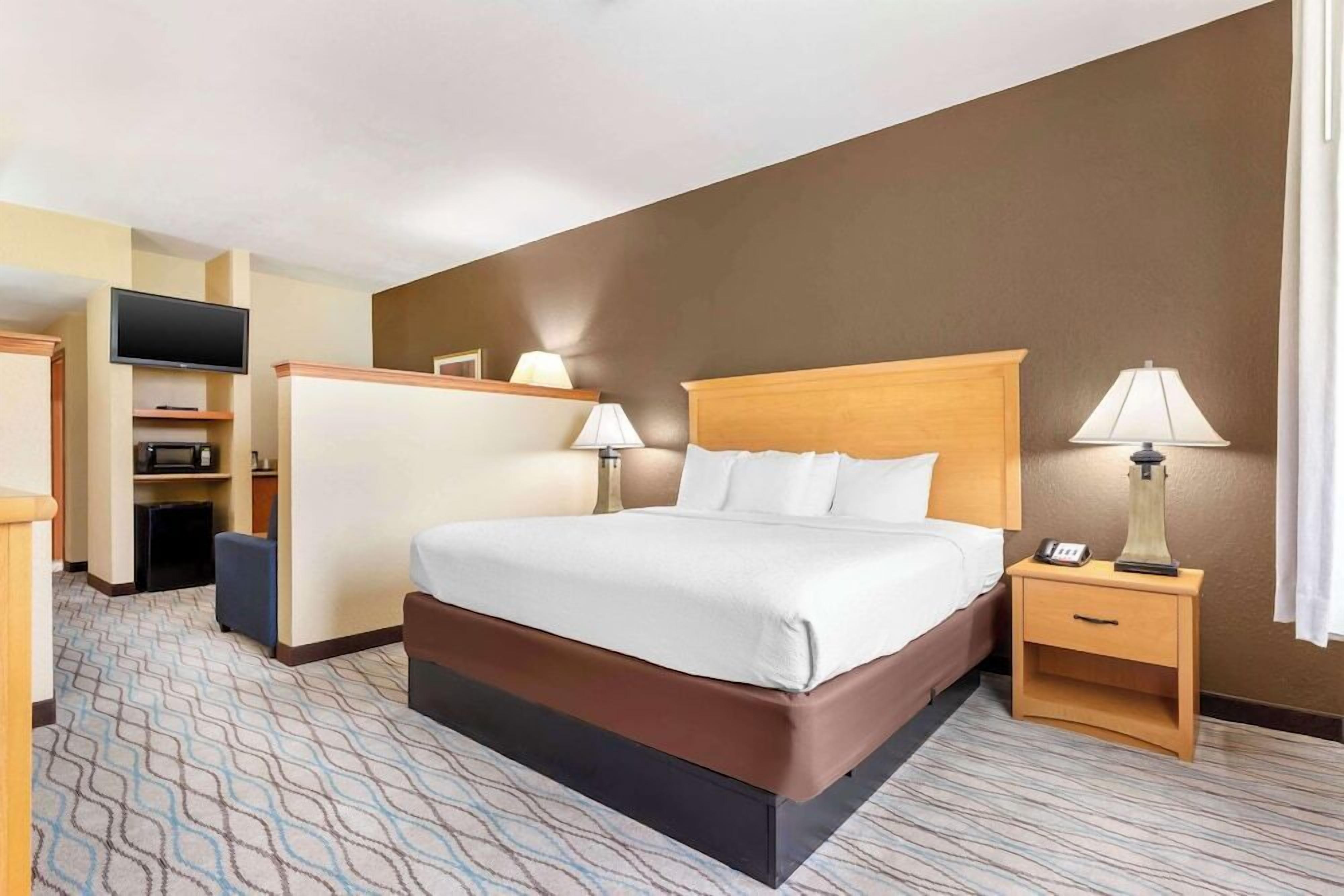 Premium bedding, in-room safe, blackout drapes, iron/ironing board